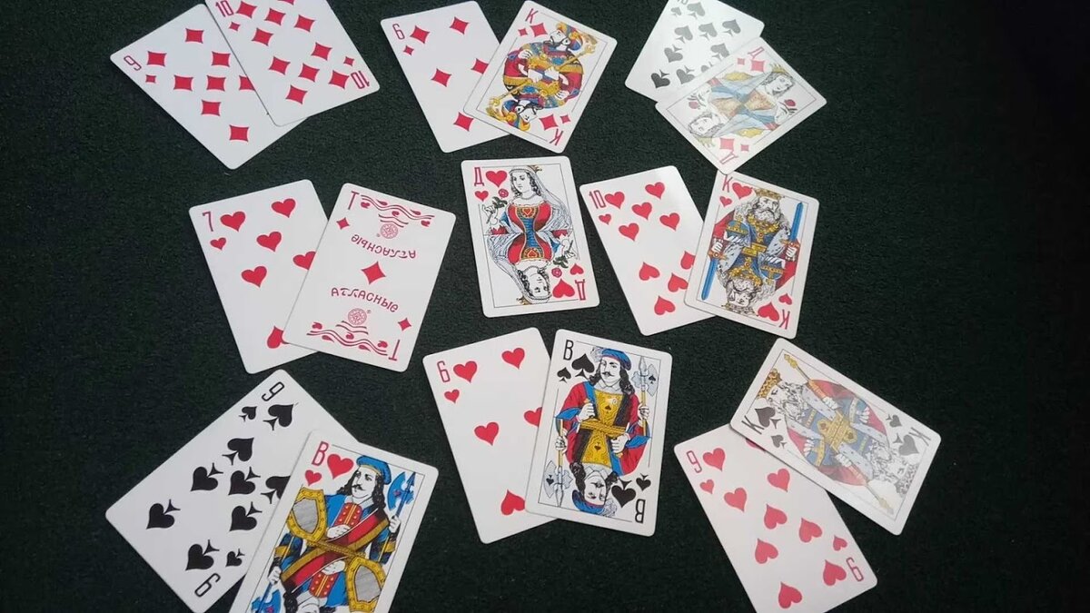 Карточный расклад на будущее. Игральные карты. Гадание что он делает сейчас на игральных. Погадать что мне делать дальше. Карточный расклад на будущее.