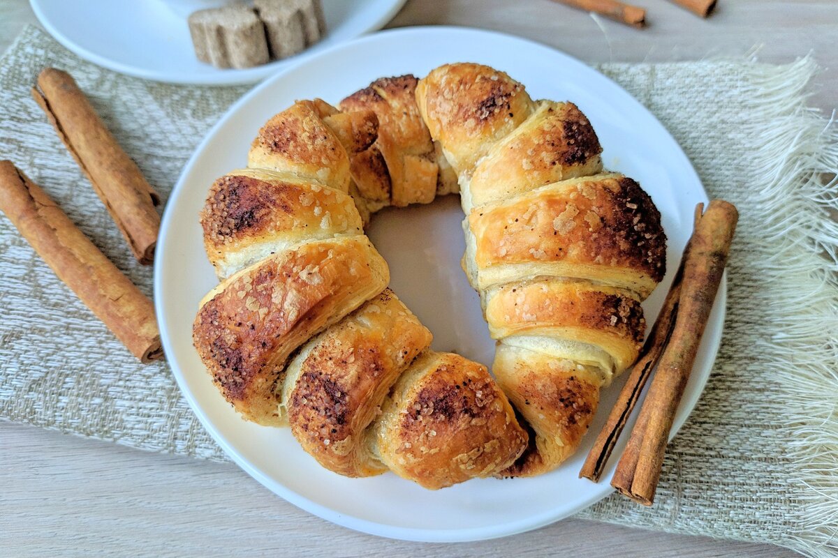 Круассан с ветчиной и хрустящим салатом