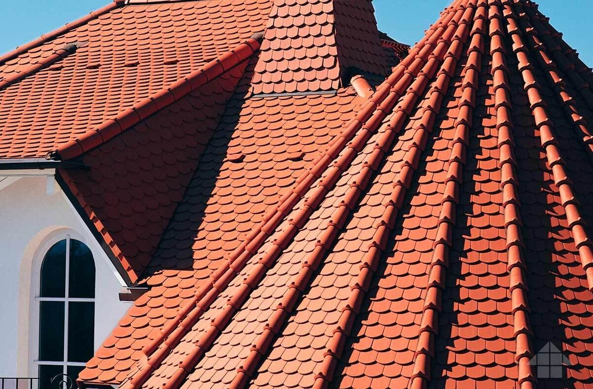 Дом с высокой крышей как башня как правильно называется острой