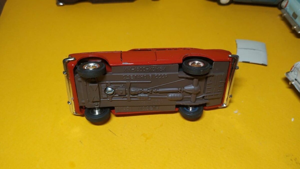 Среди собирателей "Саратова" есть множетство товарищей, чьим фетишом является пластик нестандартной расцветки. Данный ИЖ Комби имеет шоколадное (коричневое) дно и серый салон.