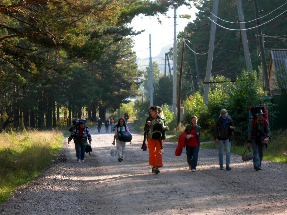 Красноярский 8  " Дом АВП"  Я слева. Гена в шляпе справа- мой муж