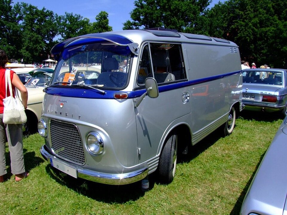 Ford Transit (рус. Форд Транзи́т) — серия грузовых фургонов, микроавтобусов, шасси и бортовых автомобилей, выпускаемых компанией Ford Motor Company в Европе (включая Турцию).