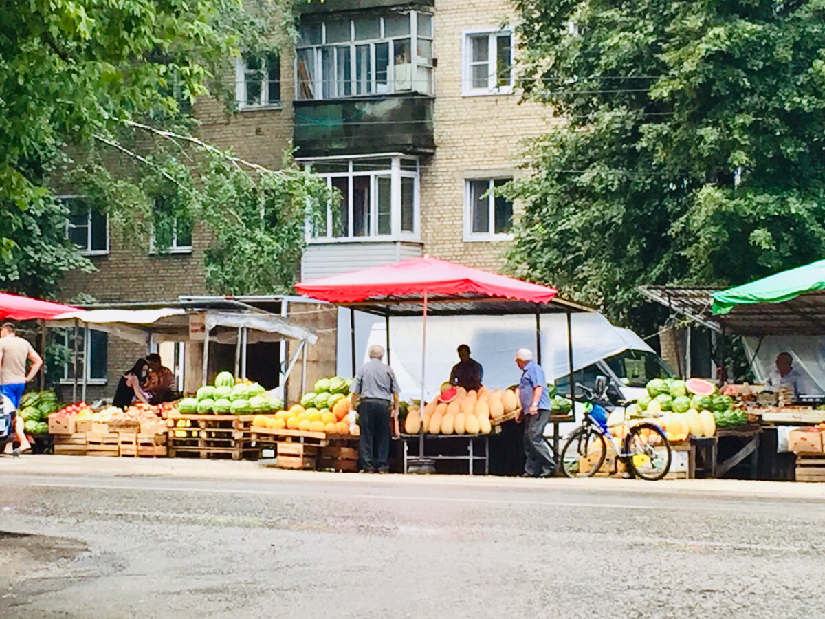 Целый ряд торгашей с фруктами и все из Таджикистана