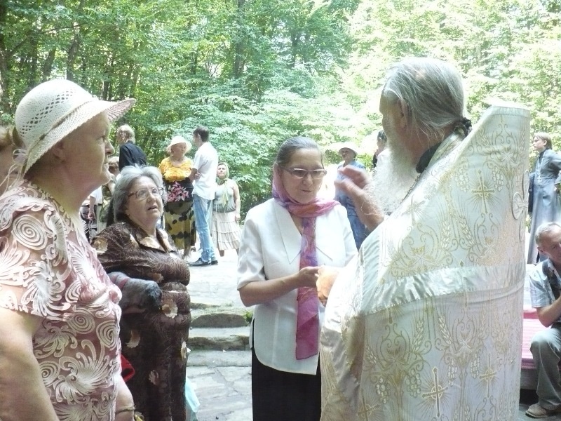 В День Крещения Руси у освященного родника всегда можно было посоветоваться со священником. Фото автора  