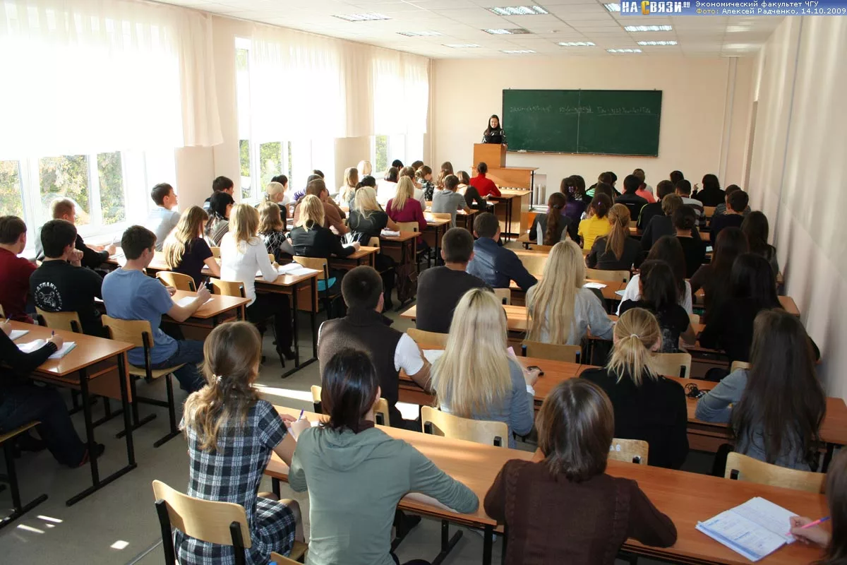 обсуждение школьников. лекция в школе. занятия в колледже. учитель объясняет. в начальную школу в лекциях.