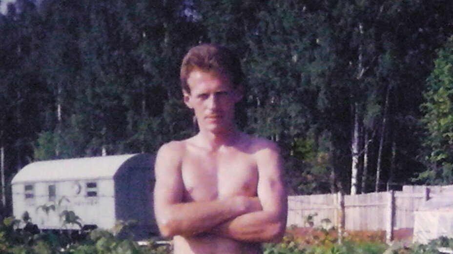 Я только строил забор, а сосед уже поставил кунг и мог ночевать))))