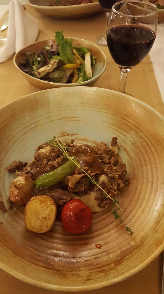 Ужин в каком-то ресторане. Картошечку пришлось отложить и с соусами аккуратно