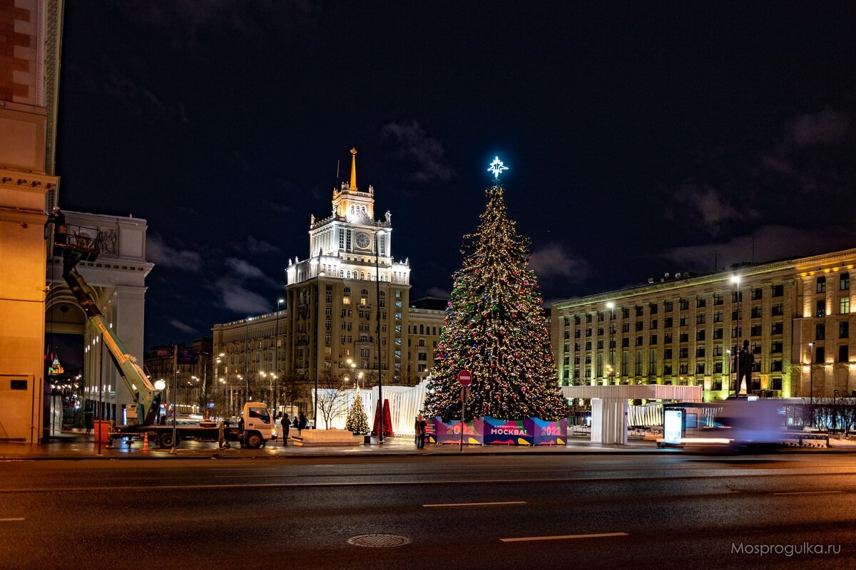 Москва в декабре. Тверская площадь Москва 2022. Тверская площадь зимой. Тверская площадь МСК Новогодняя. Рожденственская ёлка на Триумфальной площади в Лондоне.