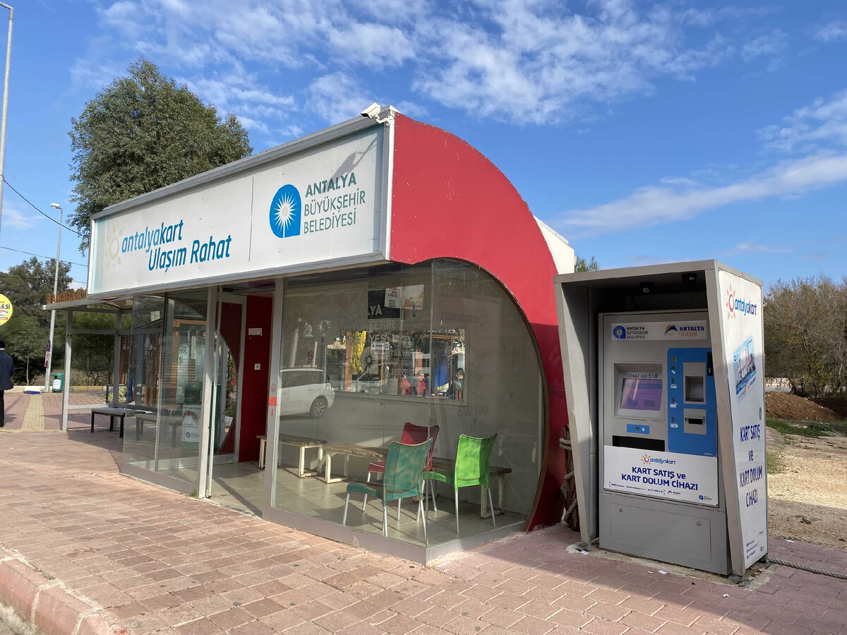 Вот так выглядит конечная остановка. Здесь же можно купить и пополнить проездной.