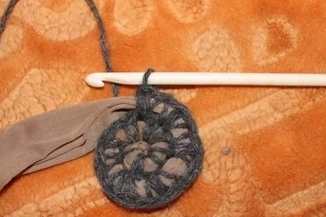 Коврик из старых колготок капроновых. Коврик из трикотажа. Корики из старых копроновых колгот. Из старых колготок своими руками. Из старых колготок своими руками.