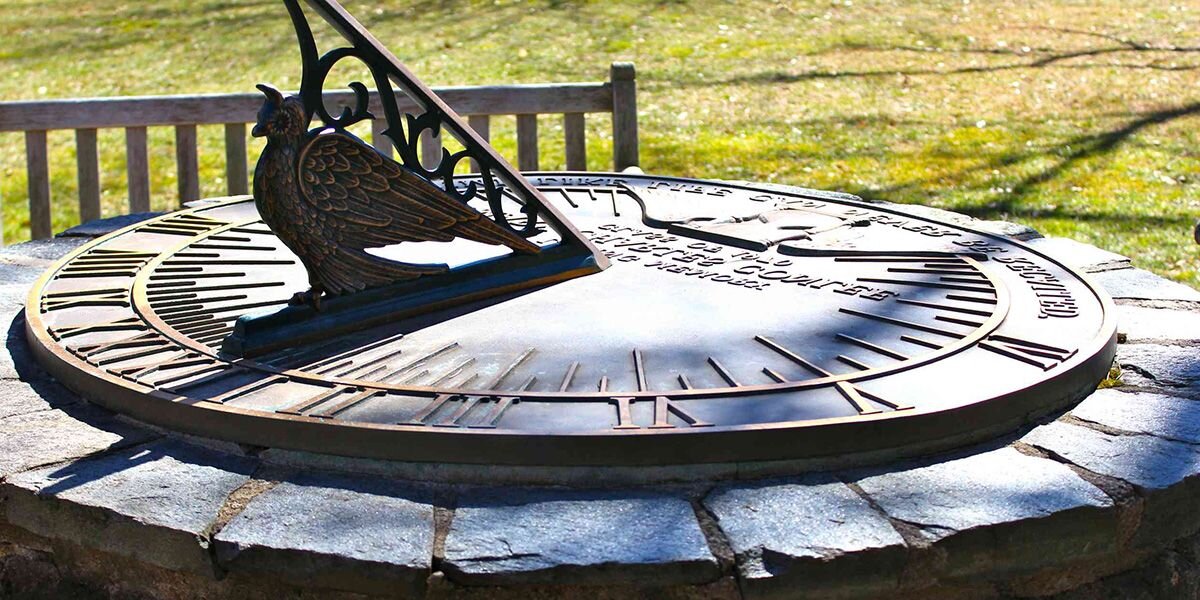 Часы в древности. Древние солнечные часы гномон. Гномон древняя Греция. Солнечные часы в Нижнем парке Петергофа. Солнечные часы гномон древний Египет.