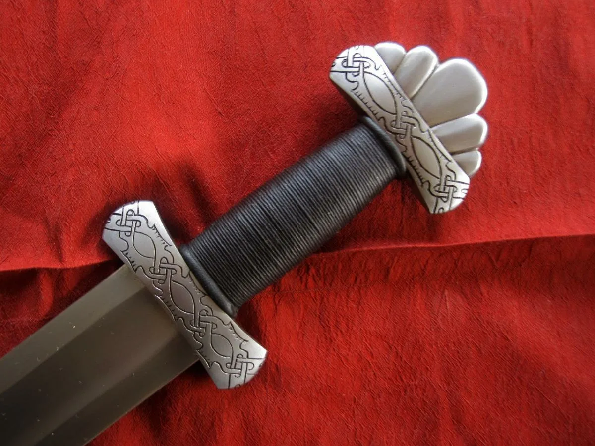 Рукоятка меча, тип III.  Пятидольное навершие.