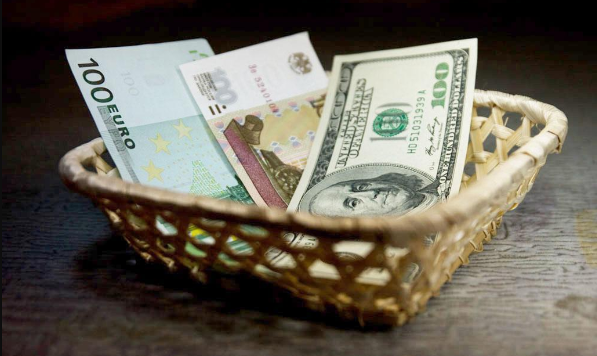 Не стоит класть все деньги в одну корзину и вкладываться только в онлайн-обучение. Известная поговорка говорит — пользы это не принесет