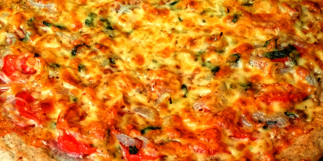 В домашних условиях приготовить мега вкусную пиццу. Лучше чем из доставки. Быстро и просто.