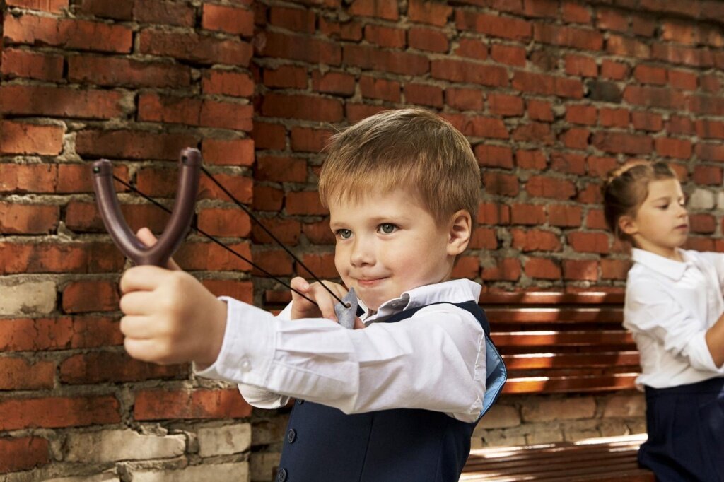 Хулиган и озорник - основное различие в том, делают ли они это сознательно или просто по глупости.