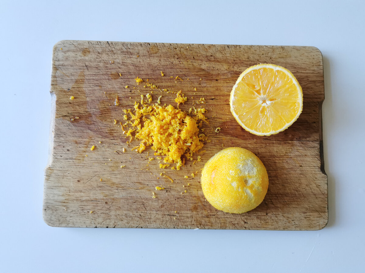 При помощи мелкой терки добываем цедру апельсина. Сам апельсин нам тоже понадобится