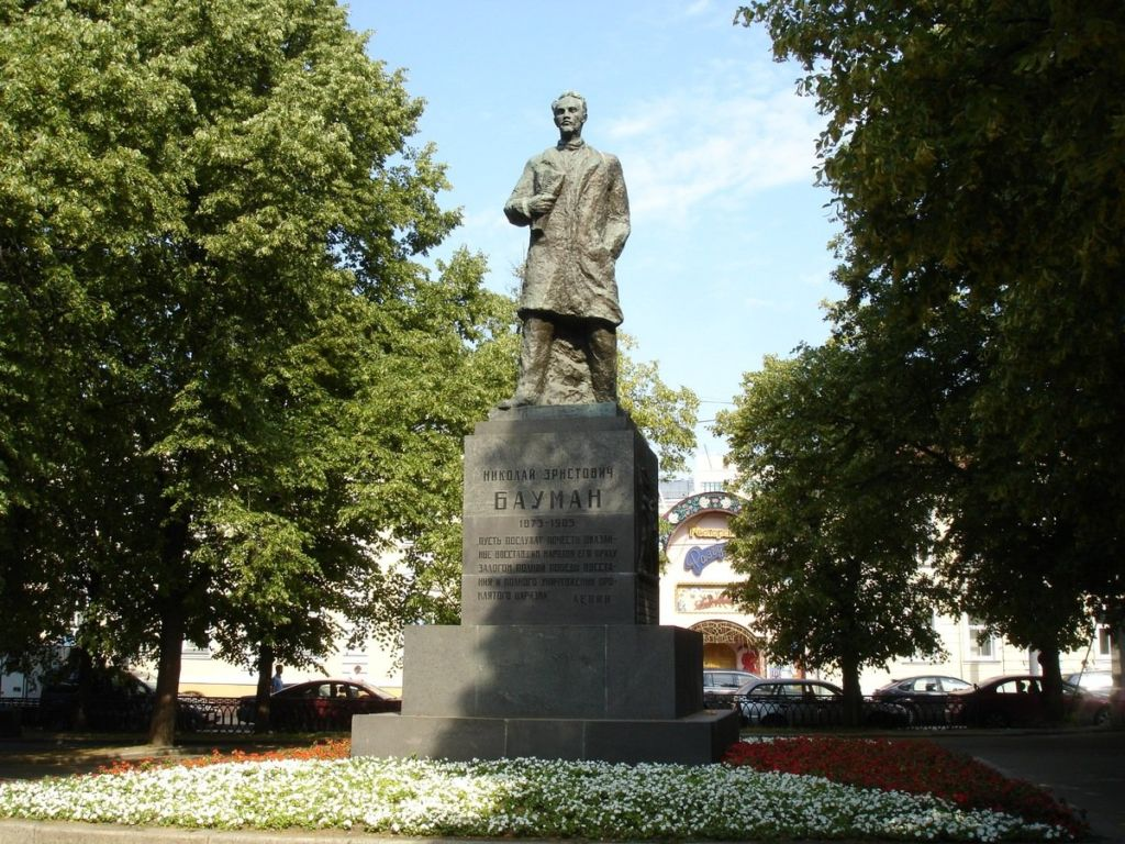 Памятник относится. Королев памятник Бауману. Памятник Бауману в МГТУ.