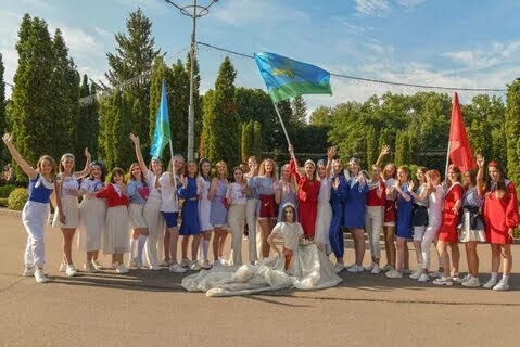 Девушки движения "Катюша" представили ко Дню ВДВ в Туле платье из парашюта. 2 августа 2022 г
