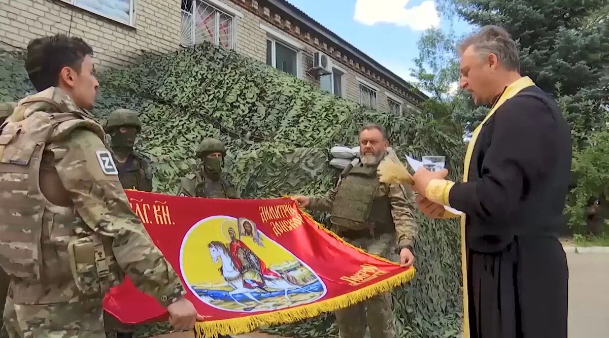 Протоиерей Георгий Волобуев освятил стяги с изображением святого князя Дмитрия Донского