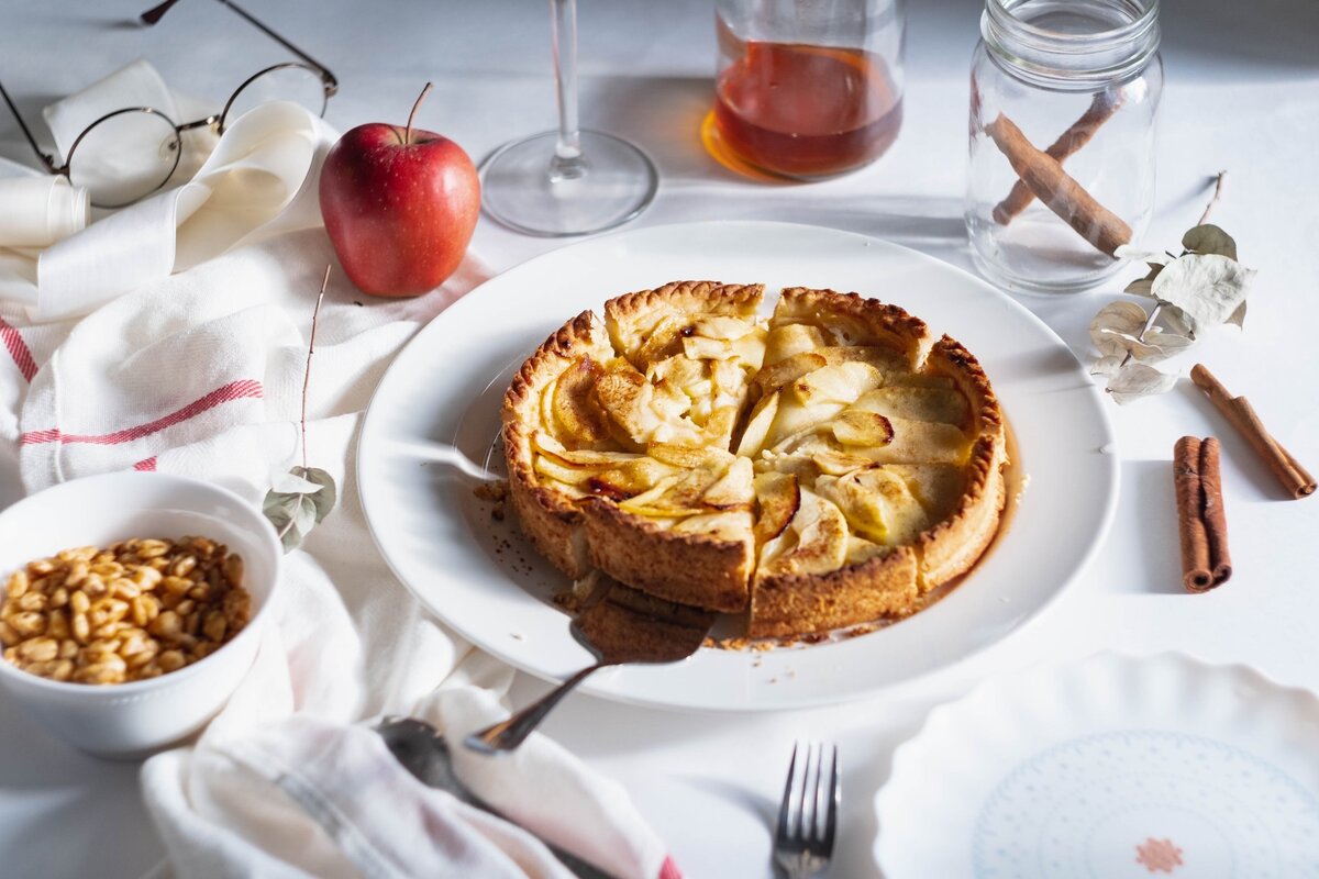     Шарлотка с яблоками классическая и еще 33 простых рецепта вкусных блюд с этим фруктом