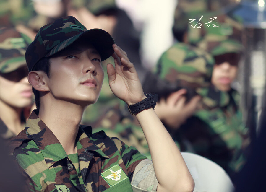 Ли Джун ки в армии. Ли Джун ги в армии. Lee Joon gi в армии. Со Джун ки в военной форме.