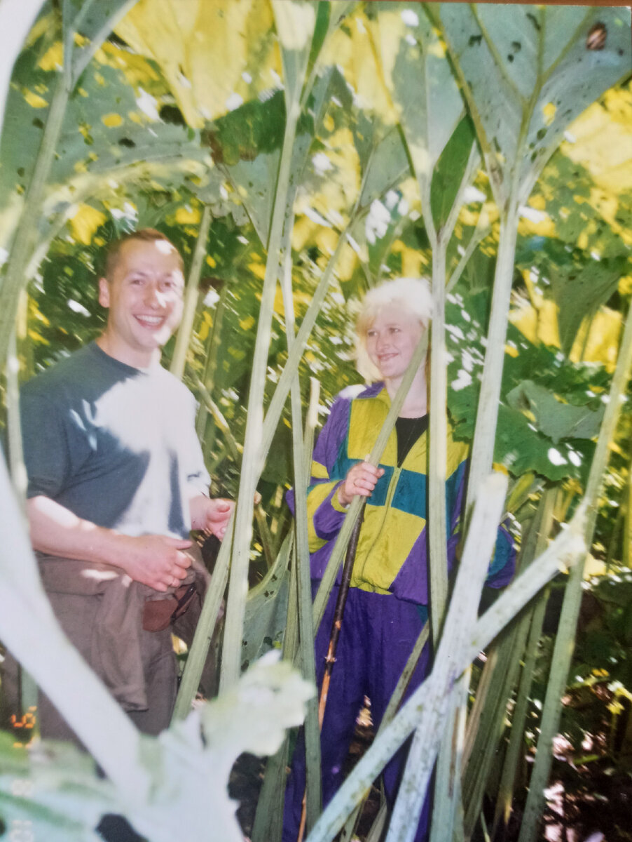 Старое фото 97 года, это я с мужем в лес за грибами ходили, но зайти нужно было через лес лопухов.