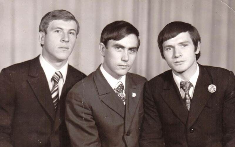    Евгений Викторович Лысенков с однокурсниками. Фото из семейного архива -
