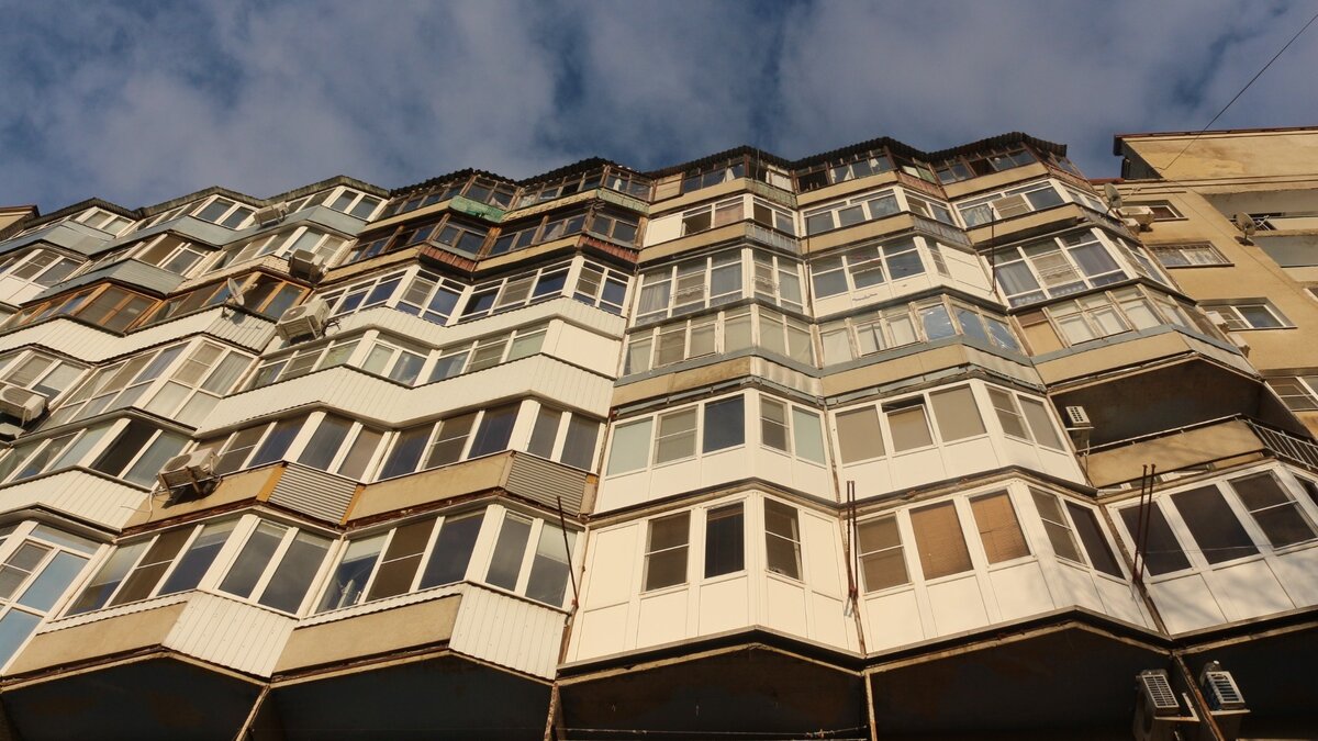     Жители многоэтажного дома в Нижнем Новгороде на протяжении двух лет добивались укрепления фундамента после разрушения несущей стены при строительстве магазина. Вместо этого в здании установили деревянные подпорки, передает Ni Mash.