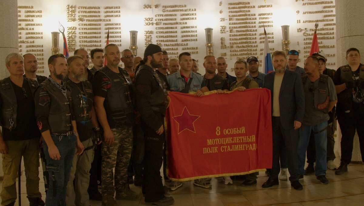     «Ночные волки» во второй раз за последний месяц прибыли в Волгоград с патриотической миссией. 3 сентября байкеры из Волгограда и ДНР передали директору музея-панорамы Сталинградская битва Алексею Дементьеву копию знамени 8-го отдельного сталинградского мотополка.