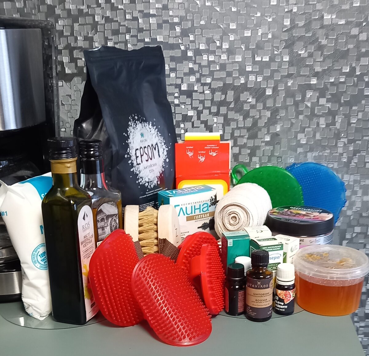 Конечно, всё куплено было не за один раз) Приобреталось постепенно, первые щётки были куплены 4 года назад 