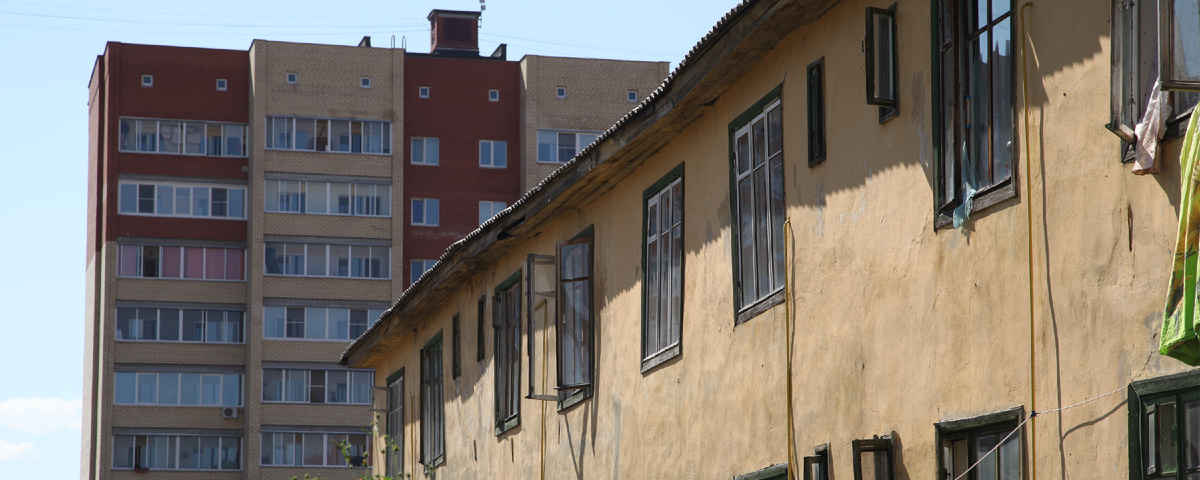 Малоимущие граждане смогут переселиться из аварийного жилья вне очереди