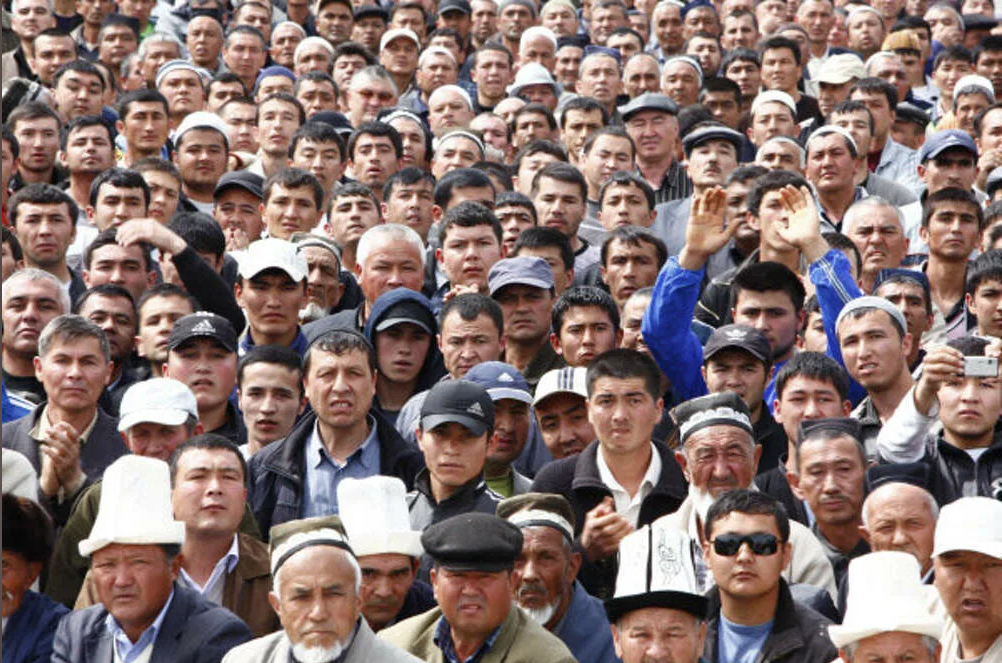 Киргизия население Киргиз. Толпа киргизов. Много киргизов. Толпа казахов.