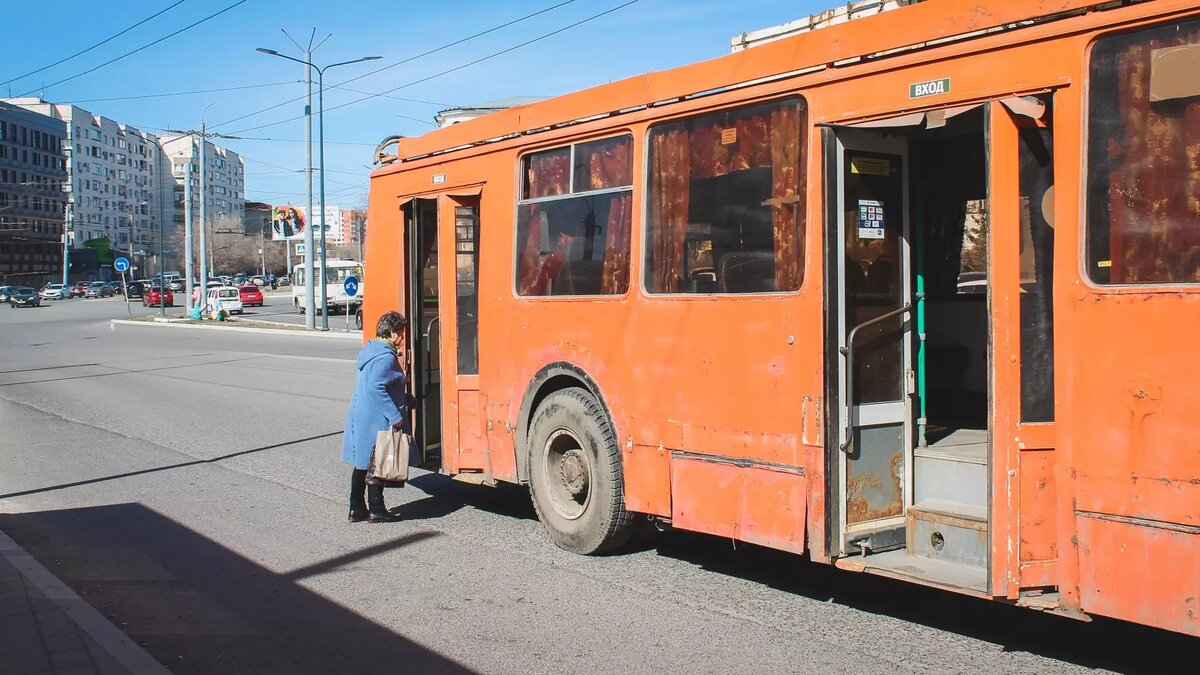 Тюменский водитель автобуса высадил плачущую школьницу | nashgorod.ru | Дзен