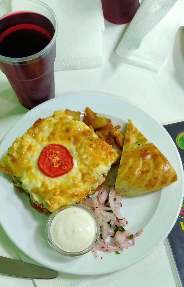 Огромная порция картофельной запеканки с курицей. Осилила половину. 