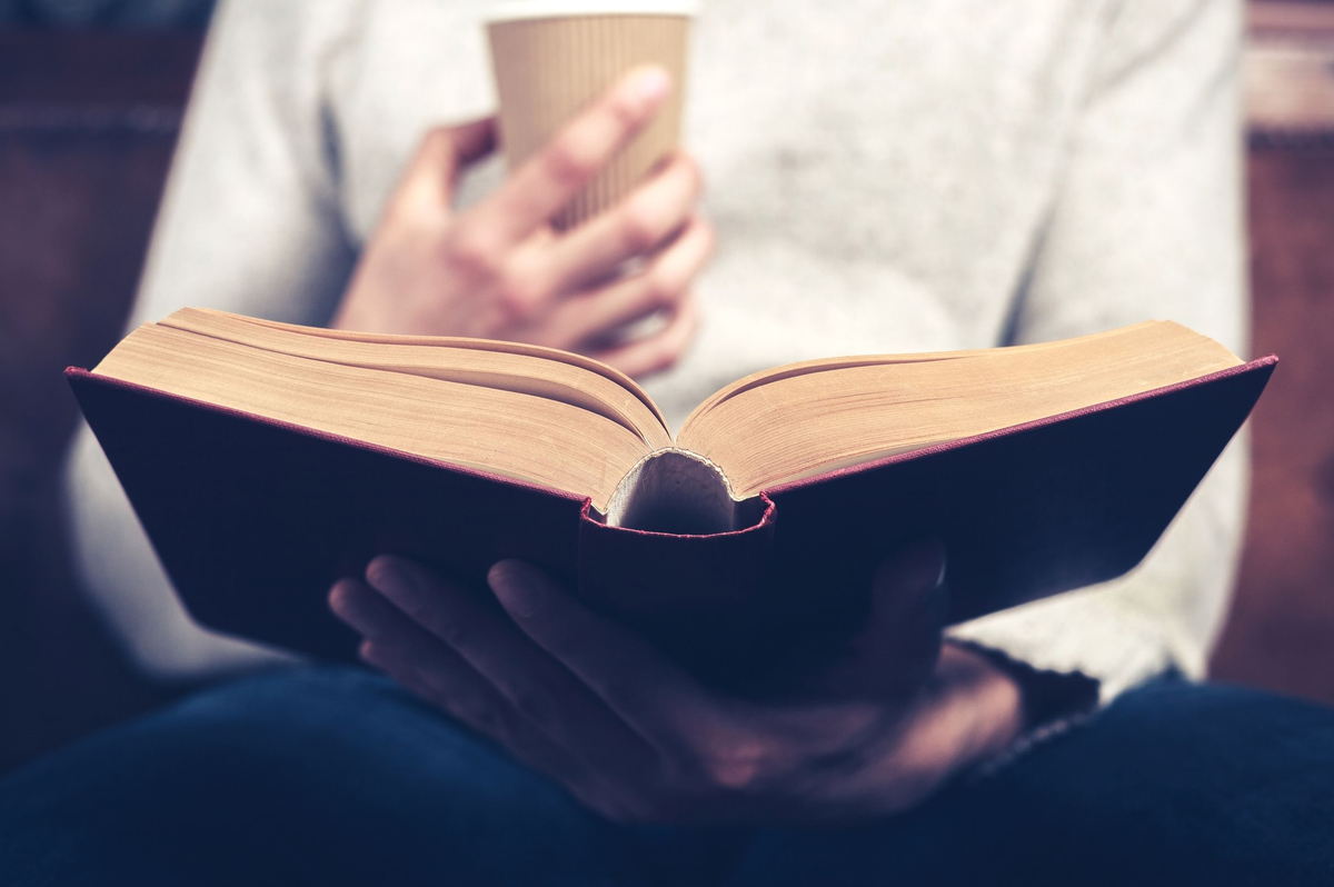 Читаем книги и слушаем музыку. Книга в руках. Человек с книгой в руках. Чтение книг. Человек состоит из книг которые он читает
