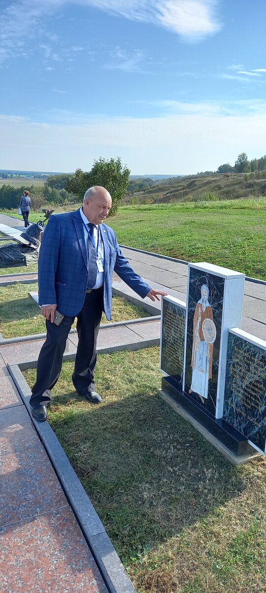 Николай Иванов у Брянского знака