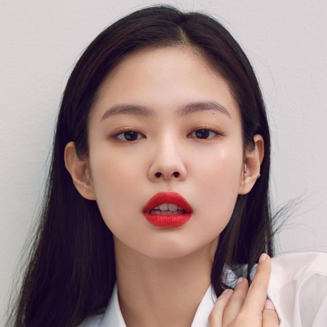 Дженни Ким, Blackpink. Макияж с акцентом на губах. Тонкое легкое сияющее покрытые, ухоженные брови и тушь. Дженни также выделила контур глаза неяркими тенями