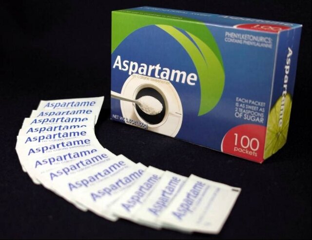   Аспартам (Е951) — это искусственный подсластитель, который является заменителем сахара и слаще его в 200 раз.