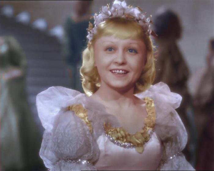Кадр из фильма "Золушка", 1947 (колоризованная версия 2009) 