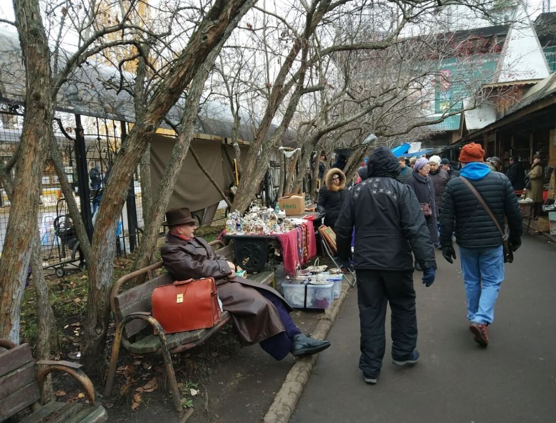 Мужичок в кожаном плаще