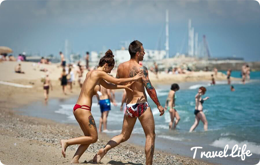 Полностью голая девушка на пляже