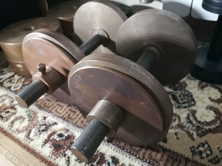 Этим самодельным гантелям более 30-ти лет. Как-нибудь расскажу, историю их появления у меня )))