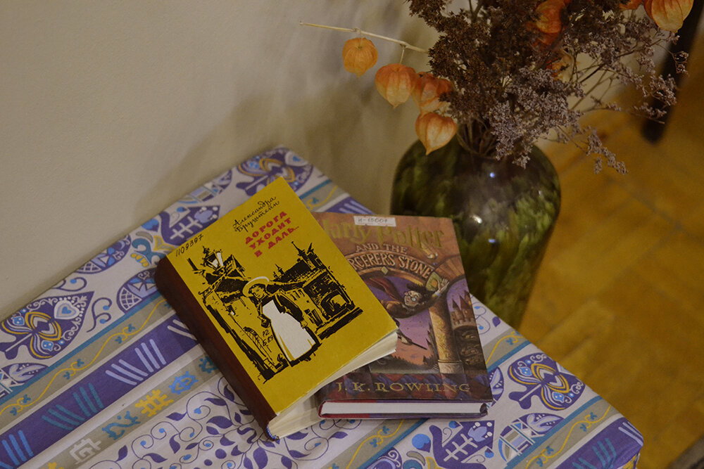 На фото книги, которых мы не коснёмся на занятиях Школы развития читательских компетенций ("Дорога уходит вдаль" слишком объёмная да ещё и на историческом материале, Литва конца XIX века, и это может отпугнуть, а у "Гарри Поттера" и без нас найдутся советчики), но рекомендуем их прочесть каждому подростку, потому что обе они — про взросление. Ну, пожалуй, "Дорогу..." всё-таки девочкам больше, чем мальчикам.