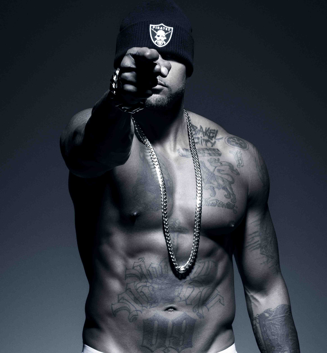 Первый сингл с альбома – «Illégal». Альбом получил различные отзывы критиков и не имел ожидаемого коммерческого успеха. Несмотря на плохое признание критиков, этот альбом имел лишь плохой старт при начале его продаж, затем он стал также золотым диском при продаже чуть более 200 000 тысяч копий. Вторым синглом стал трэк «Game over», видео на который было снято в Pont de Sèvres.