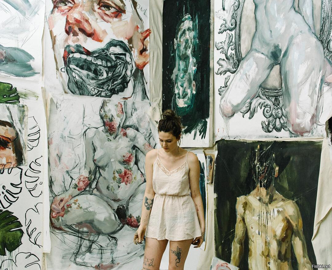 Простим автору любовь к позированию на фоне своих картин