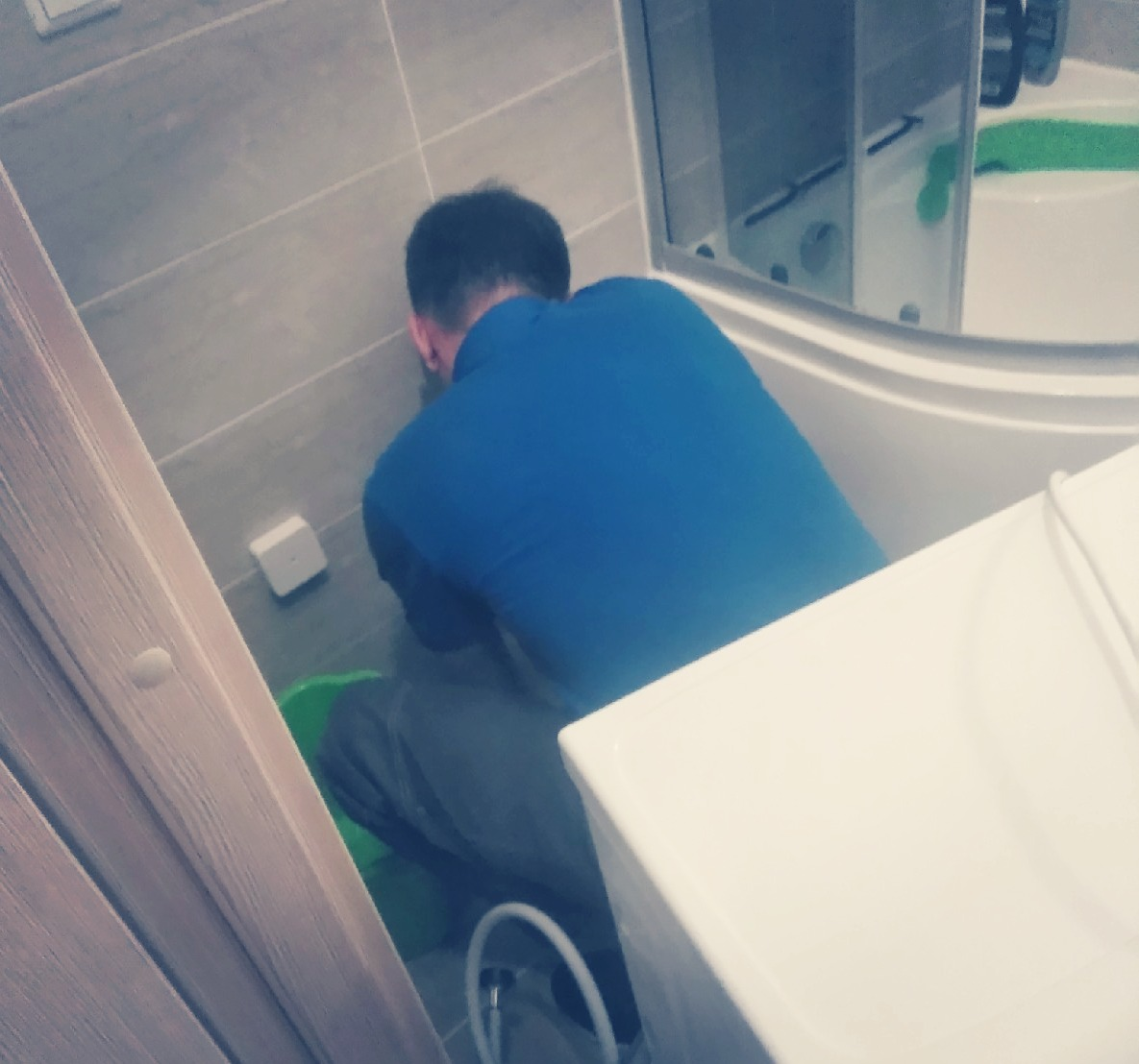 Муж на час выполняет свой супружеский часовой долг