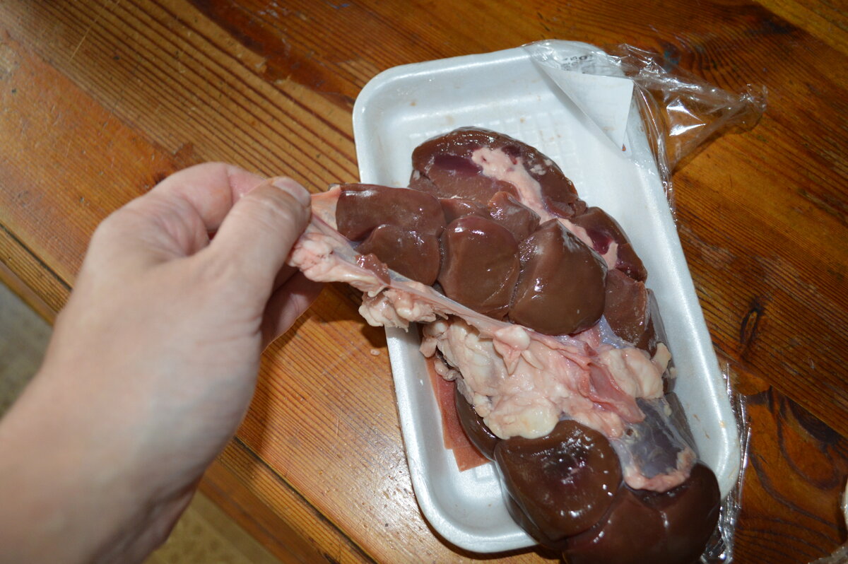 Почки необходимо очистить от жира и жил.