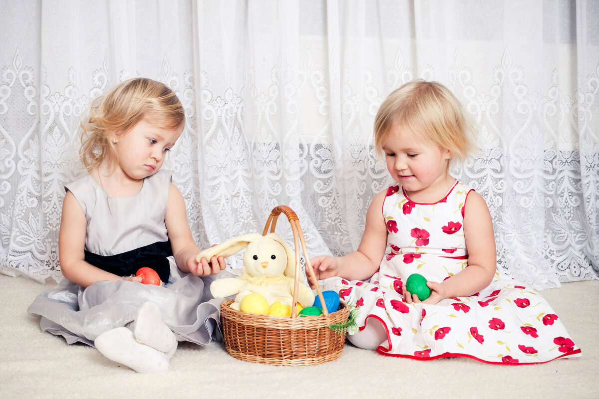 https://www.zastavki.com/pictures/originals/2018People___Children_Two_little_girls_with_a_basket_of_Easter_eggs_123216_.jpg