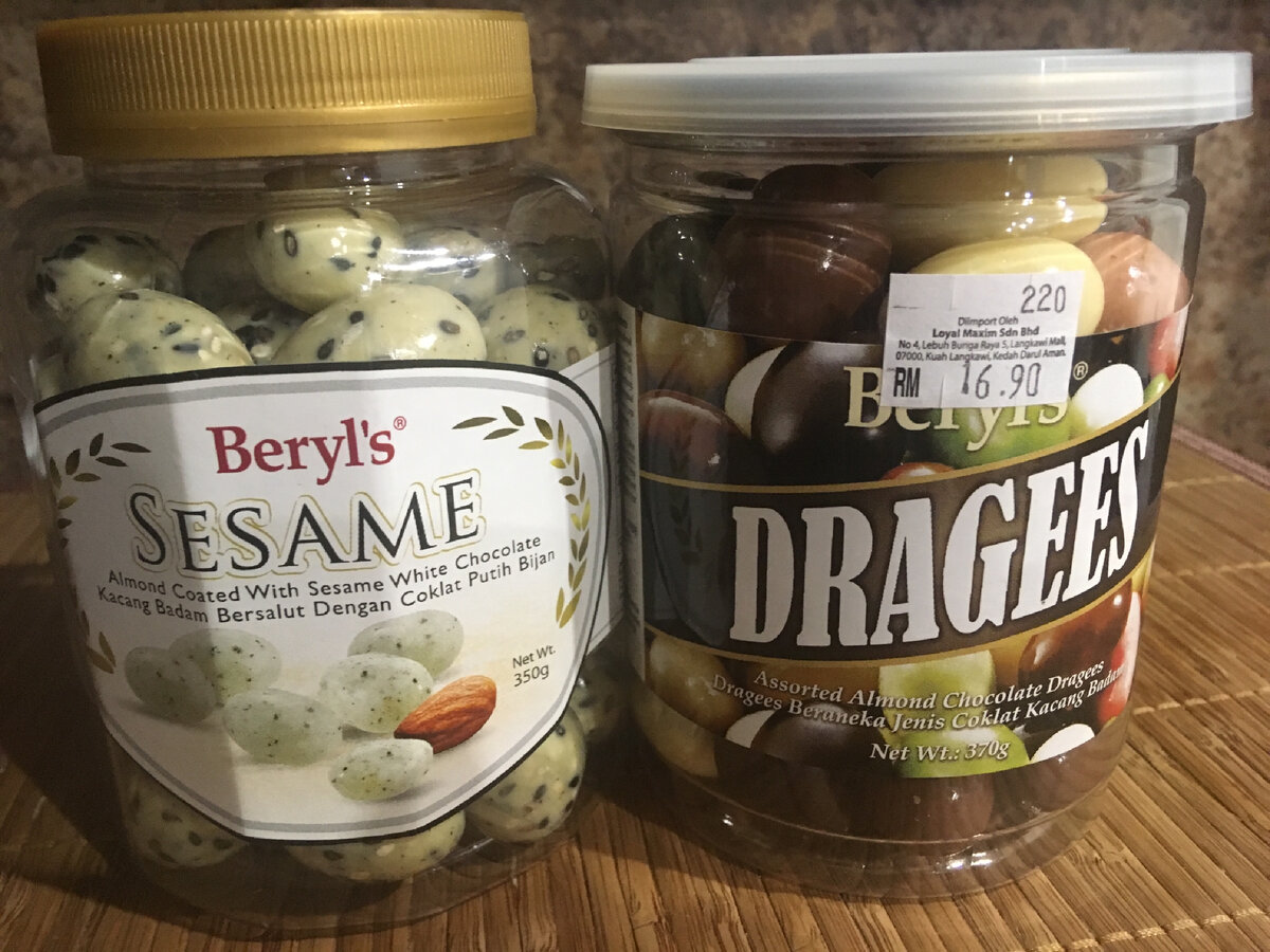 Миндаль в белом шоколаде с добавлением чёрного кунжута-18.90 за 350 г, ассорти - 16.90 за 370 г. Цены в ринггитах.