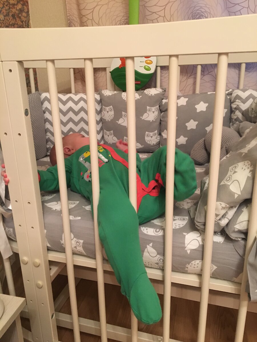 Источник: фото автора. Сын в овальной кроватке после переезда из колыбели.